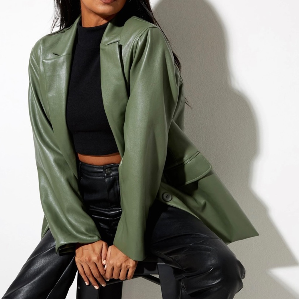 SAKEN BLAZER IN PU GREEN